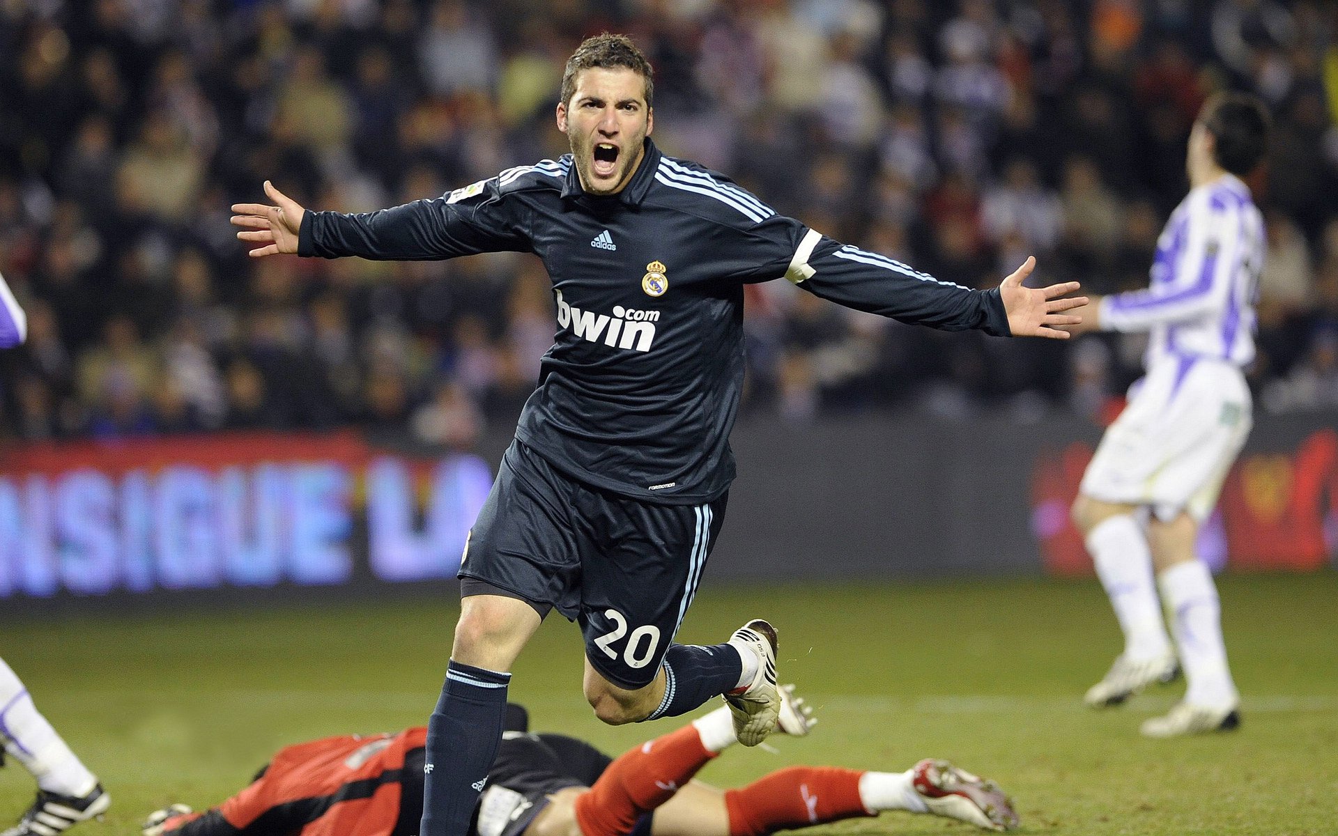 中小学足球课程体系全面完善，激发青少年运动兴趣，中小学生足球训练教案